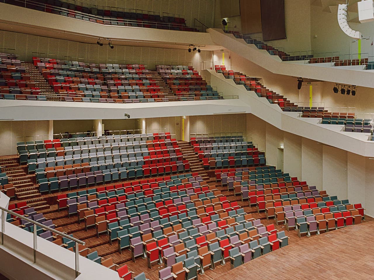 Mērķtiecīgi radītas mēbeles auditorijām, koncertzālēm un daudzfunkcionālām telpām