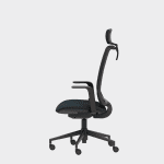 Ergonomisks biroja krēsls ar sietauduma atzveltni un galvas balstu, skats no sāna.