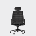 Ergonomisks biroja krēsls ar sietauduma atzveltni un galvas balstu, skats no aizmugures.